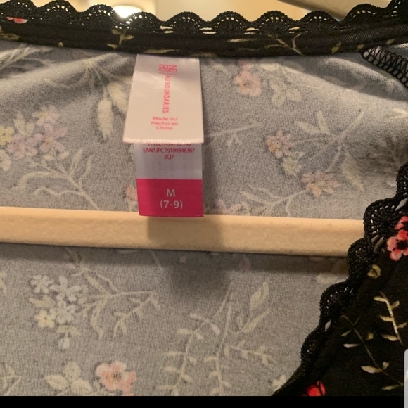 💥No Boundaries Blouse Size: M (juniors) - Picture 4 of 4